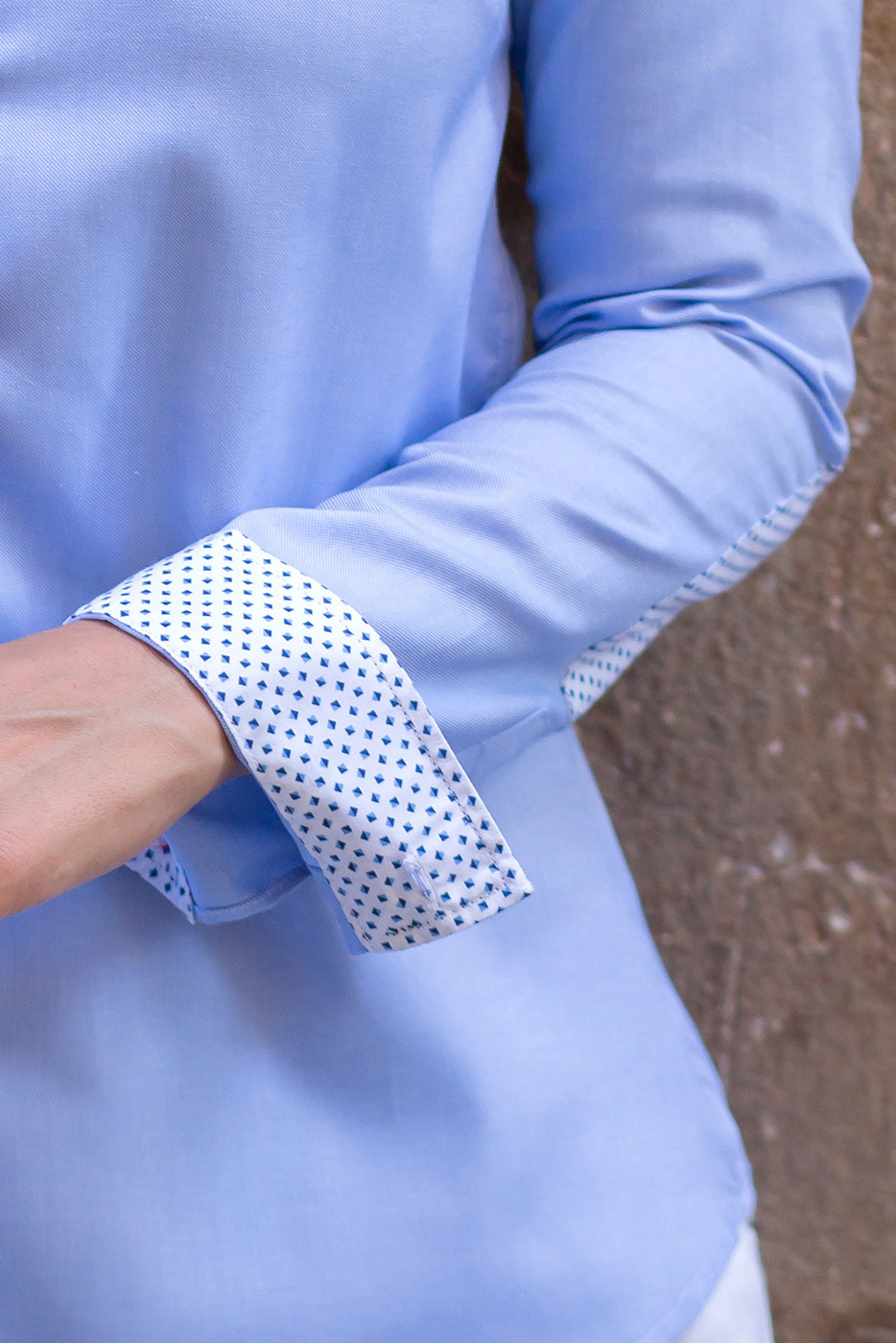 Blusa camisera azul con puños y coderas coordinados