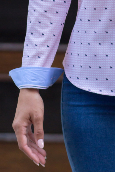 Camisa rosa en tonos pastel estampada con toros Camisa rosa en tonos pastel estampada con toros
