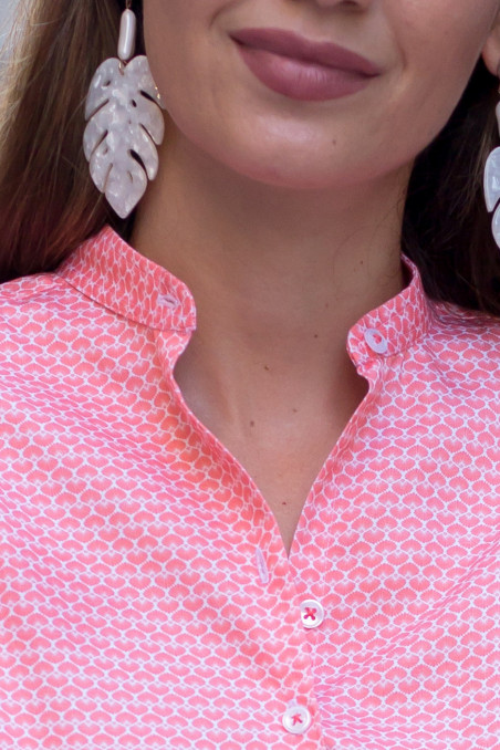 Camisa con conchas coral estampadas con puños anudados y cuello mao