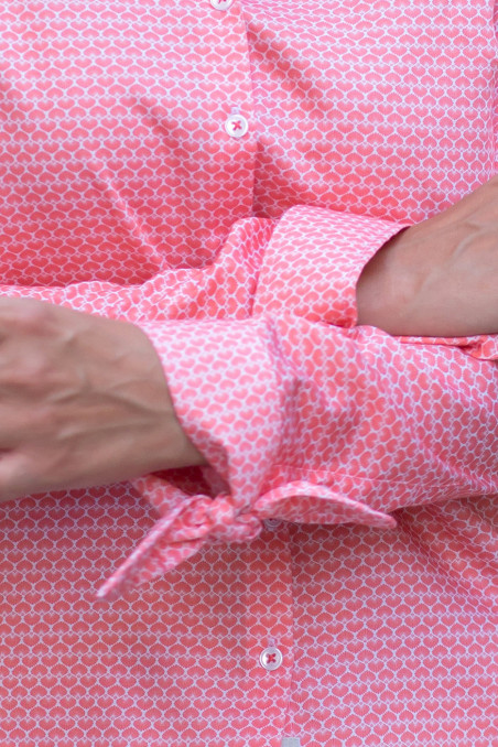 Camisa con conchas coral estampadas con puños anudados y cuello mao