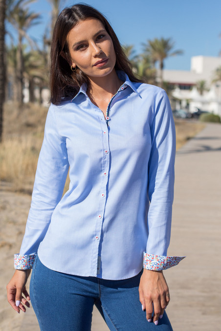 Camisa azul celeste con coordinado floral en puños y cuello