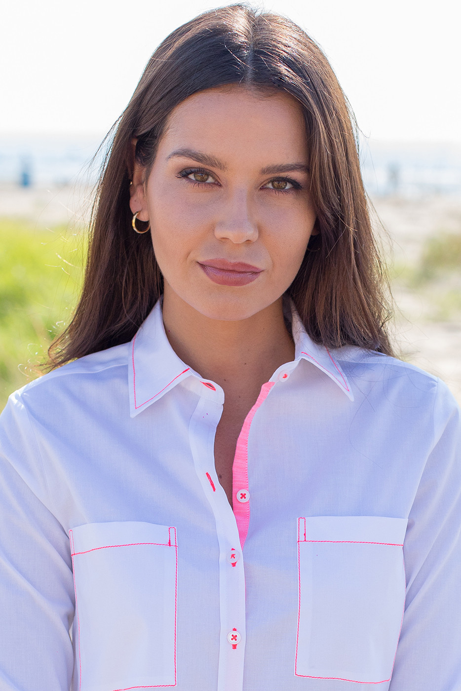 Camisa dos bolsillos y pespuntes flúor 2