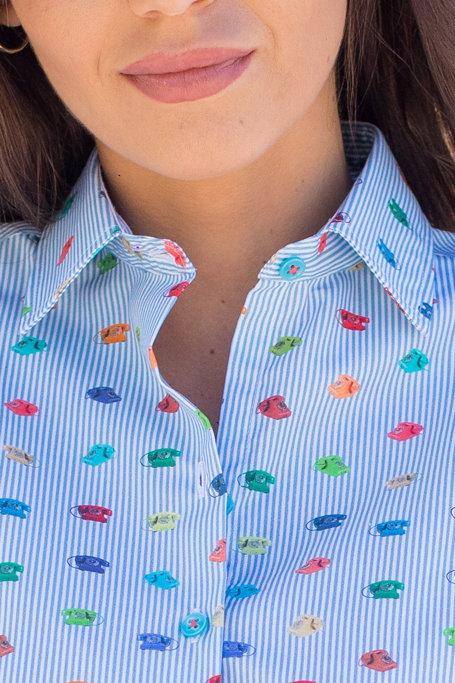 Camisa mil rayas estampada con teléfonos