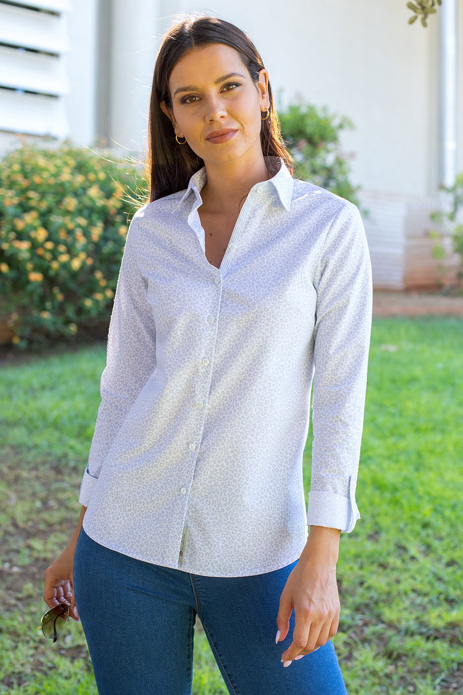 Camisa azul pastel con animal printing