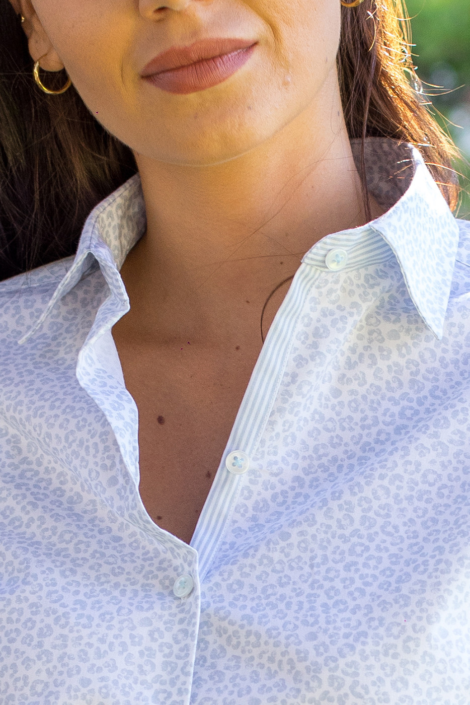 Camisa azul pastel con animal printing