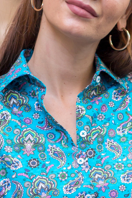 Camisa turquesa con amebas y mandalas