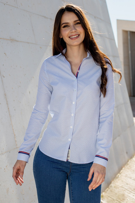 Camisa fondo celeste con puntitos y cinta en puños y botonadura