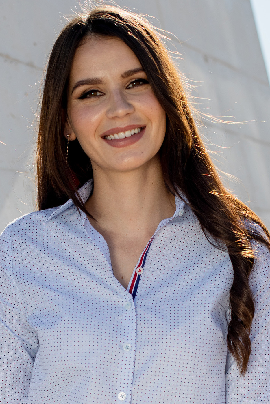 Camisa fondo celeste con puntitos y cinta en puños y botonadura 2