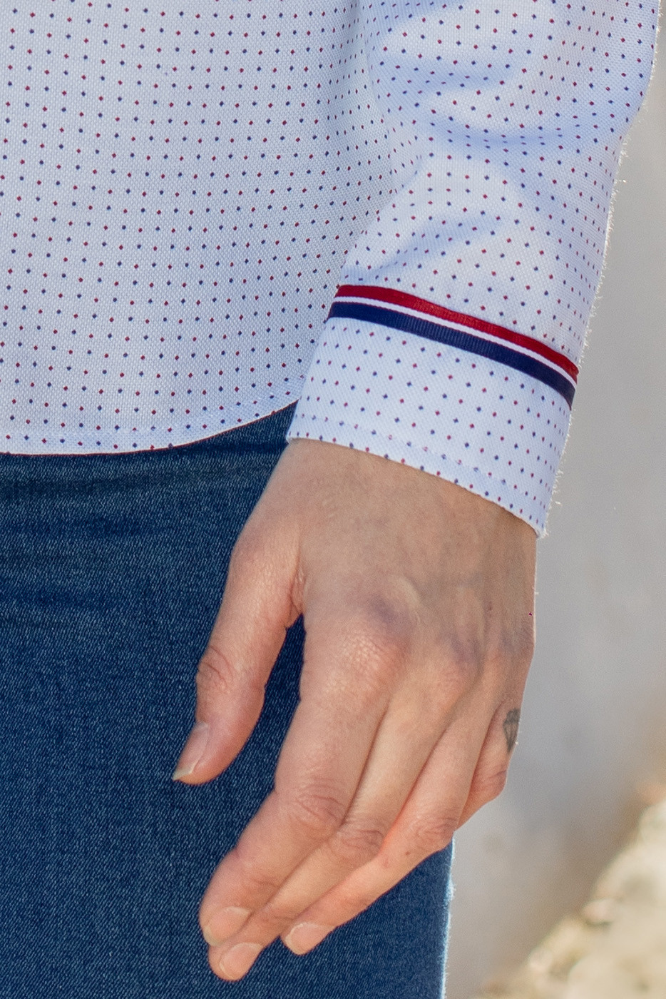 Camisa fondo celeste con puntitos y cinta en puños y botonadura