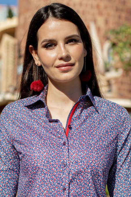Camisa azul marino estampada flores rojas Camisa azul marino estampada flores rojas