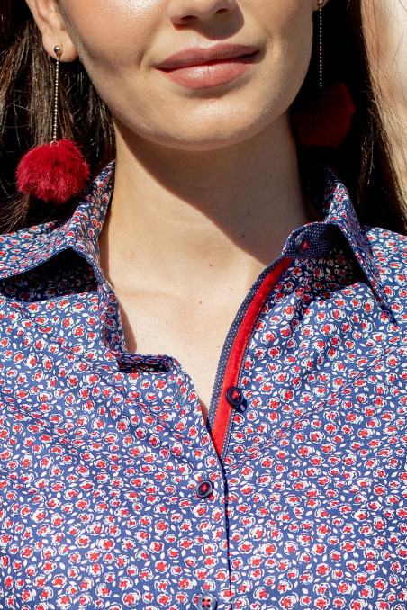 Camisa azul marino estampada flores rojas Camisa azul marino estampada flores rojas