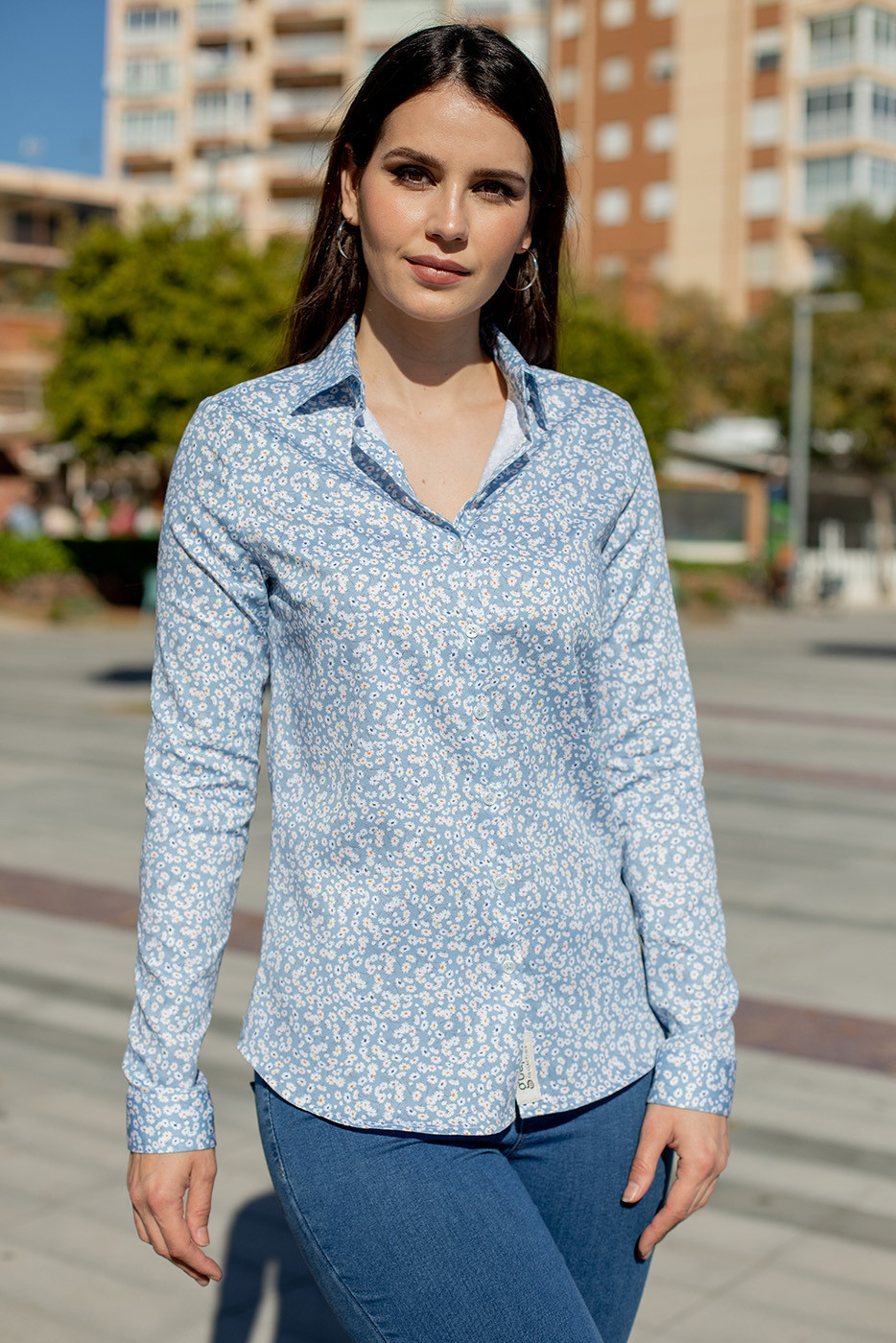 Blusa azul celeste con de margaritas