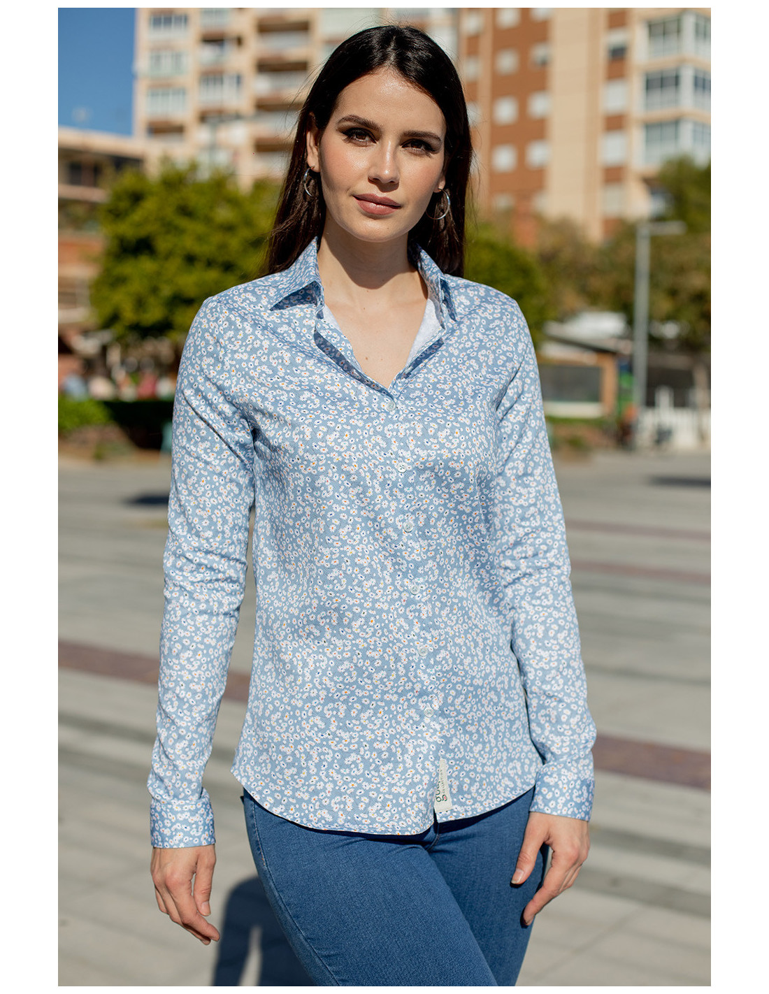 Blusa azul celeste con estampado de margaritas
