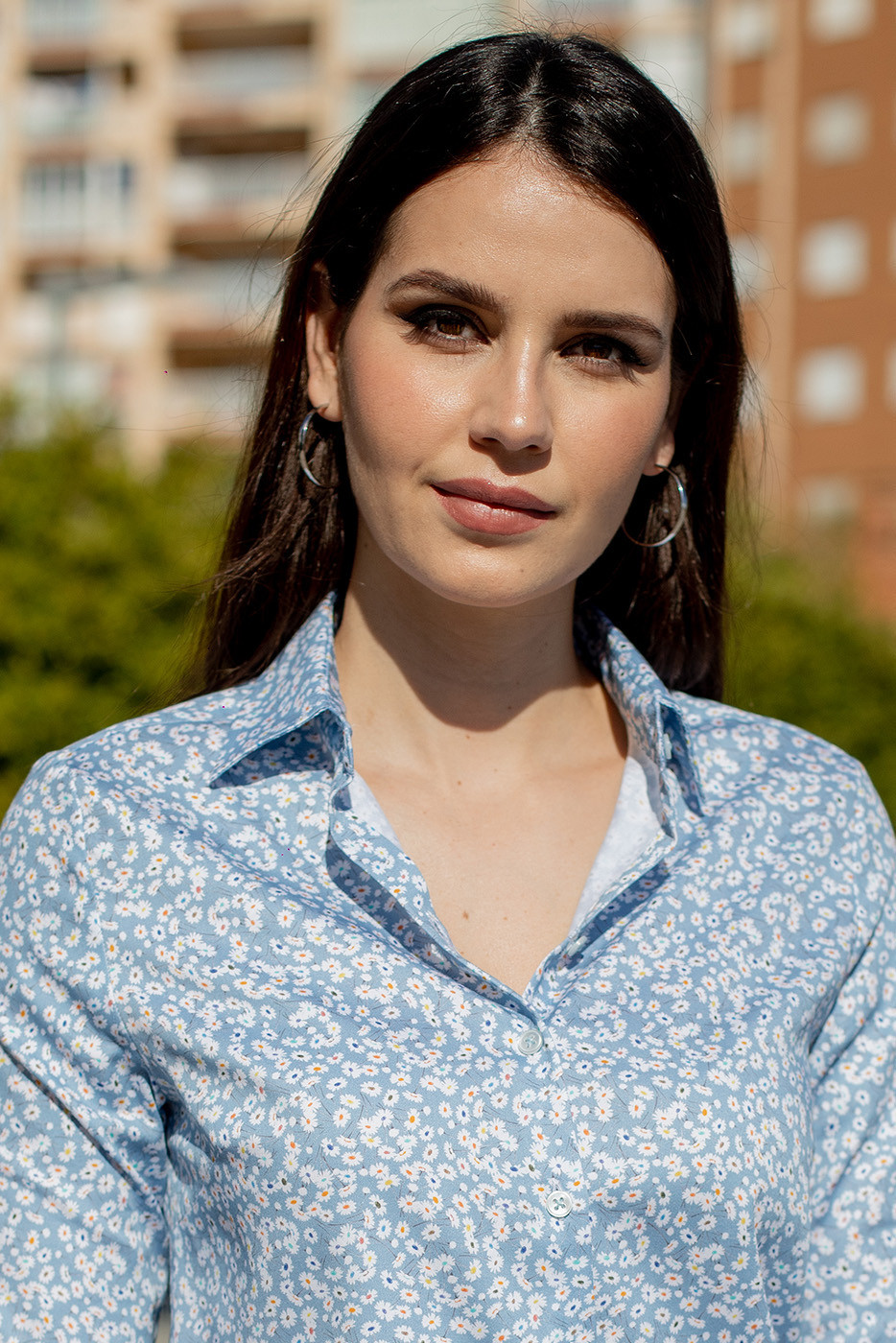 Blusa azul celeste con estampado de margaritas