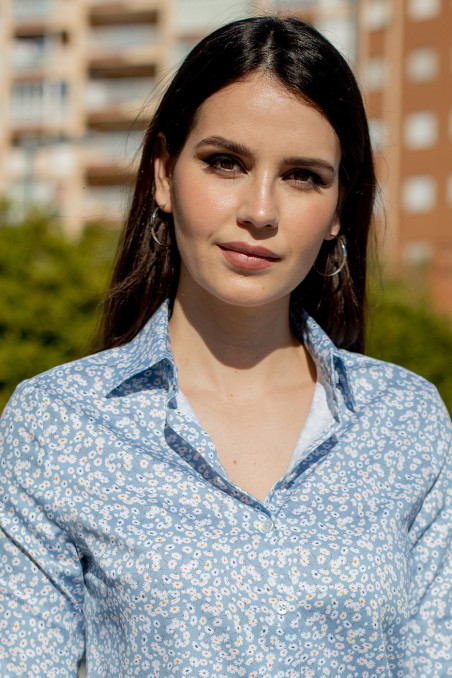 Blusa azul celeste con estampado de margaritas
