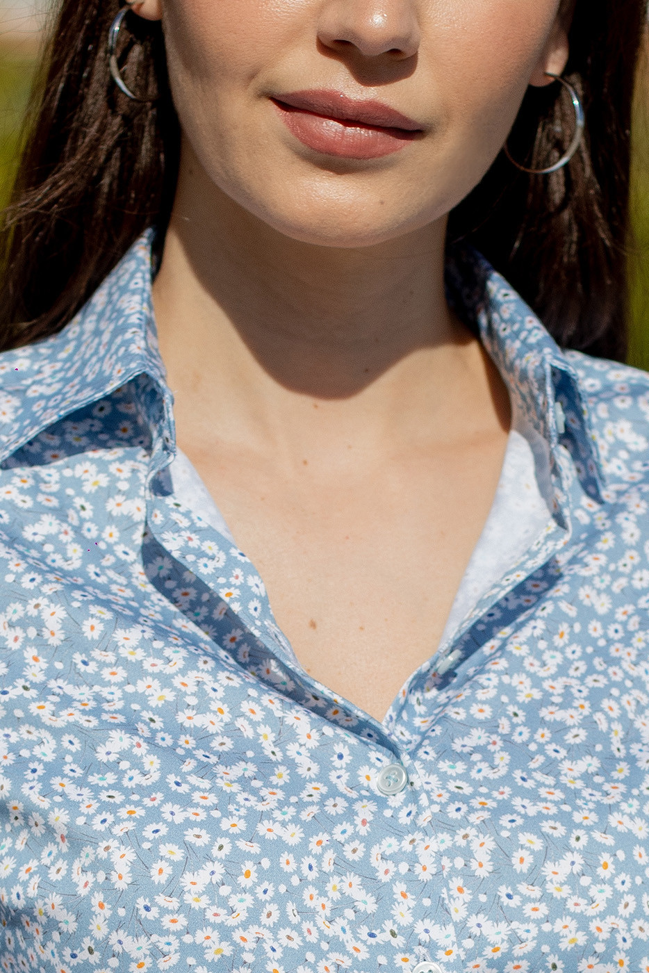 Blusa azul celeste con estampado de margaritas