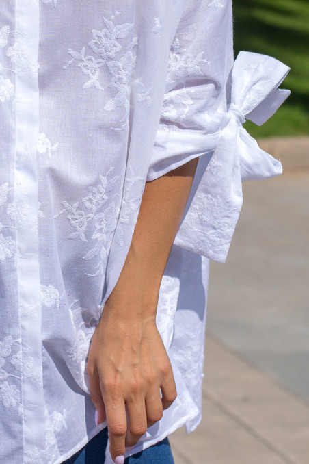 Blusón unitalla tejido labrado, media manga y lazos en los puños