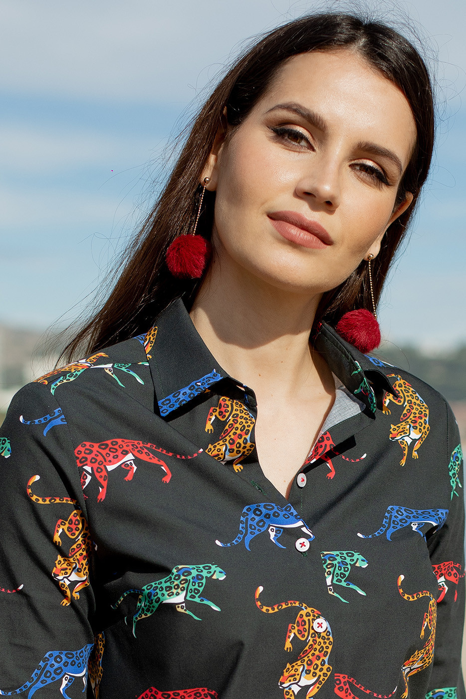 Camisa negra estampada leopardos colores