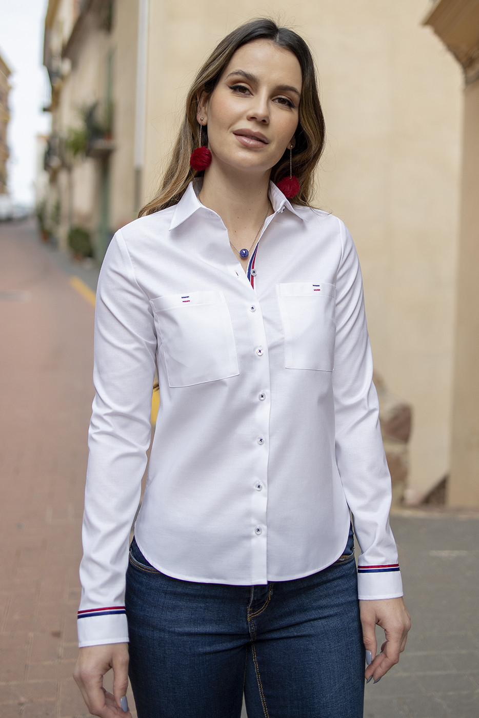 Camisa mujer tejido oxford blanco con dos bolsillos y cinta en botonadura y puños