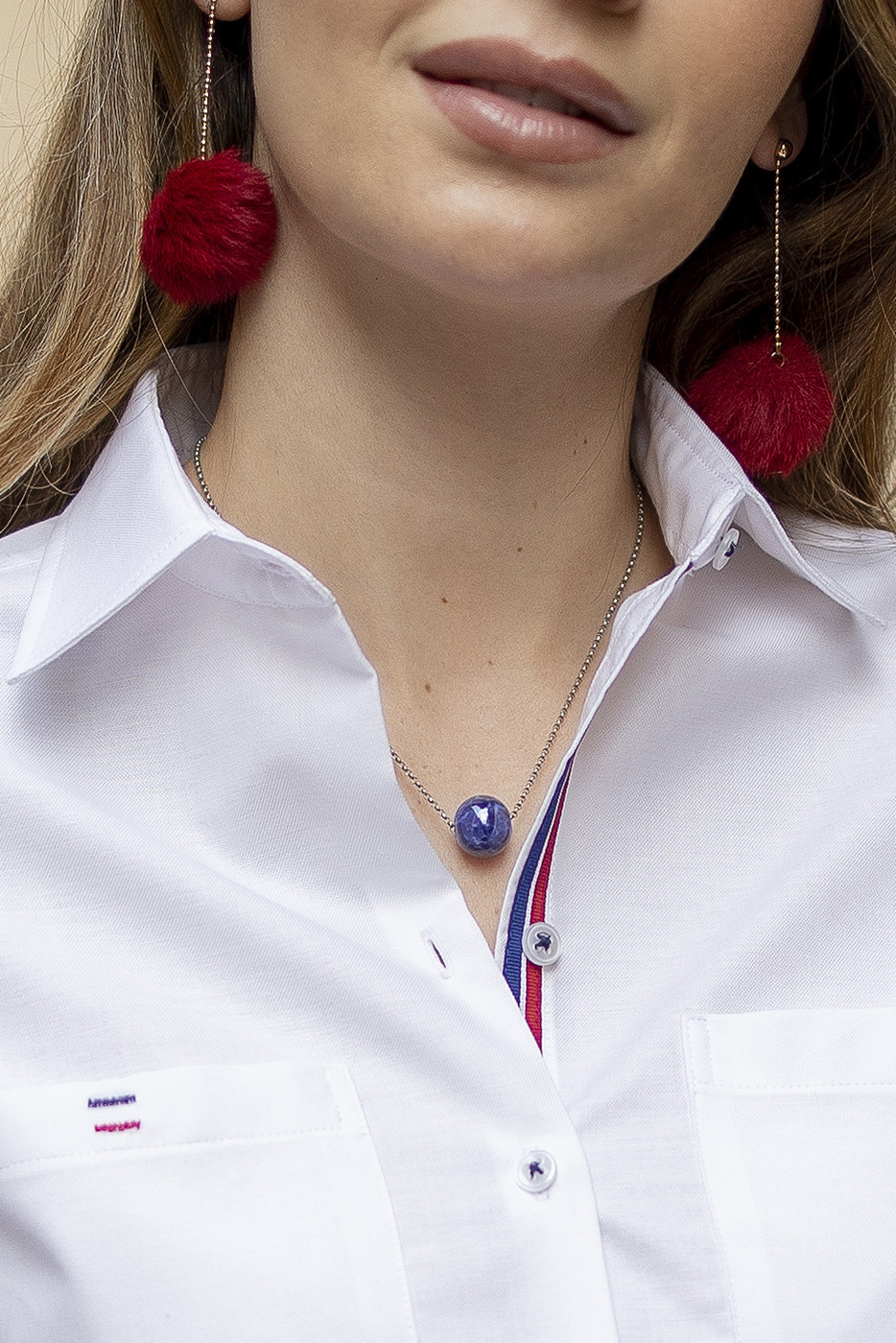 Camisa mujer tejido oxford blanco con dos bolsillos y cinta en botonadura y puños Camisa mujer tejido oxford blanco con dos bolsillos y cinta en botonadura y puños