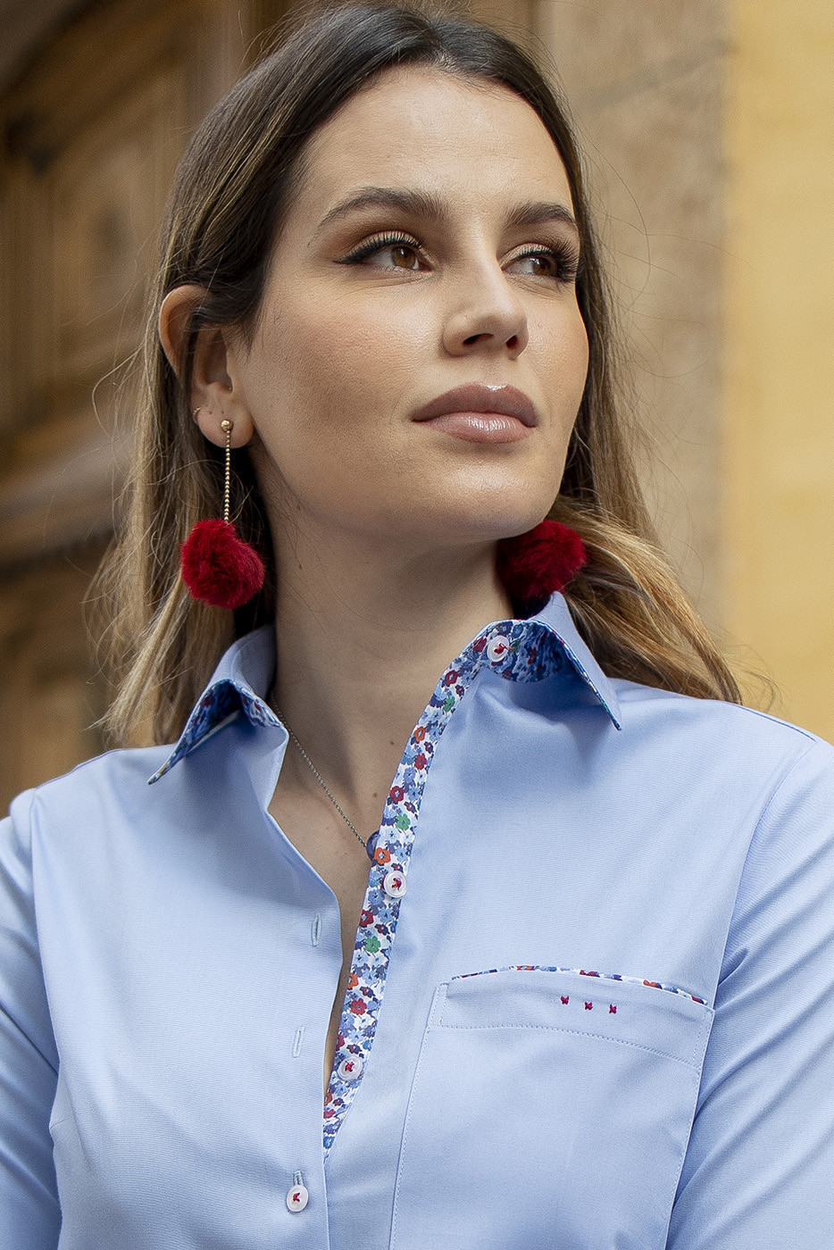 Farmacología visa Ingenioso Camisa mujer en sarga celeste con bolsillo y coordinados de flores