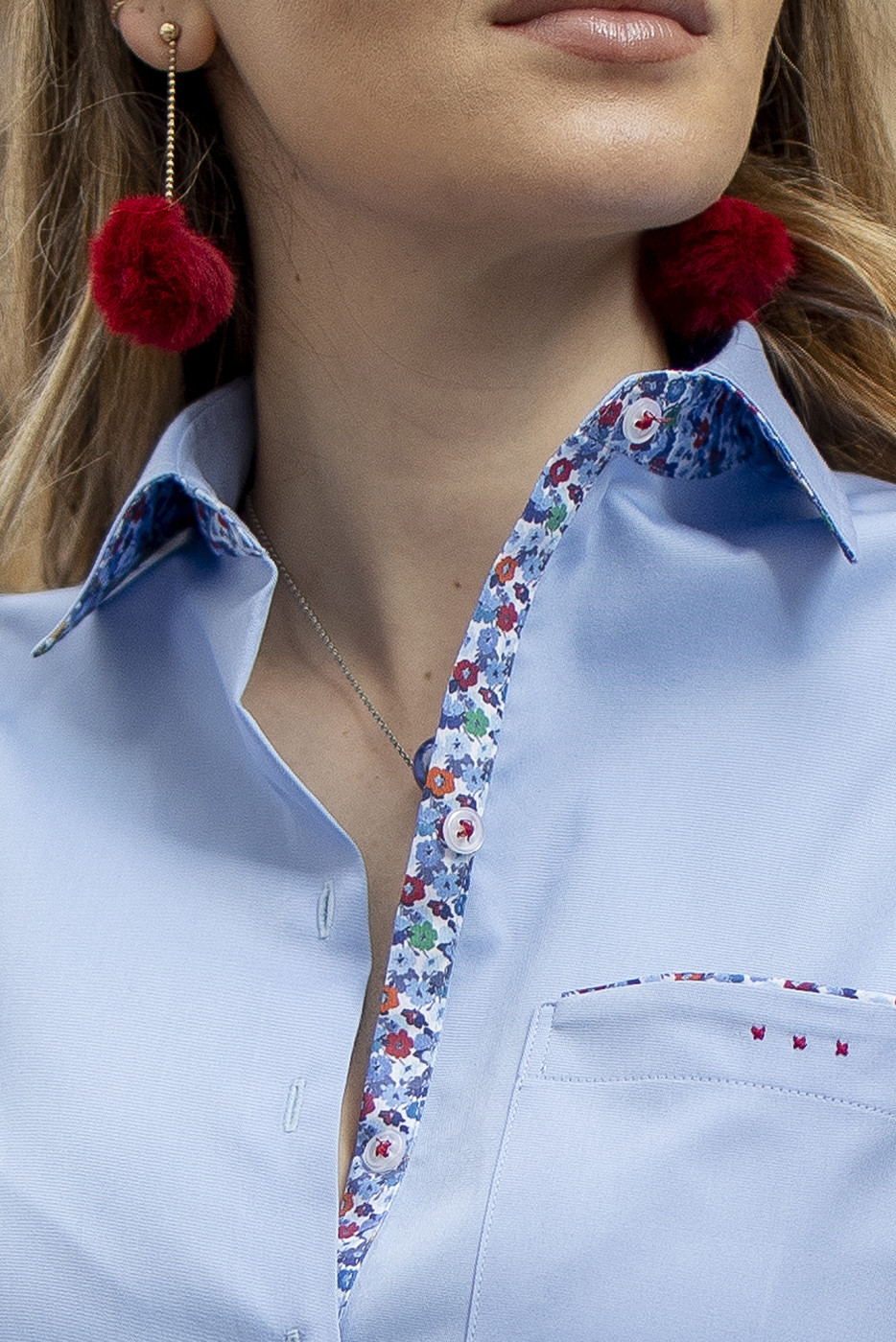 Camisa mujer en sarga celeste con bolsillo y coordinados de flores Camisa mujer en sarga celeste con bolsillo y coordinados de flores