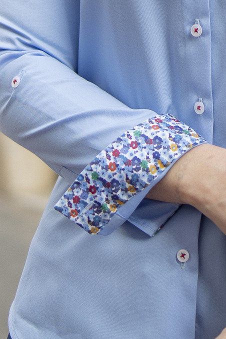 Camisa mujer en sarga celeste con bolsillo y coordinados de flores Camisa mujer en sarga celeste con bolsillo y coordinados de flores