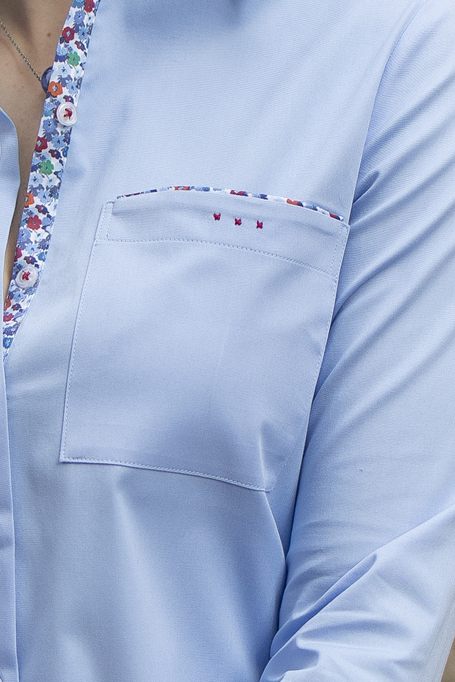 Camisa mujer en sarga celeste con bolsillo y coordinados de flores