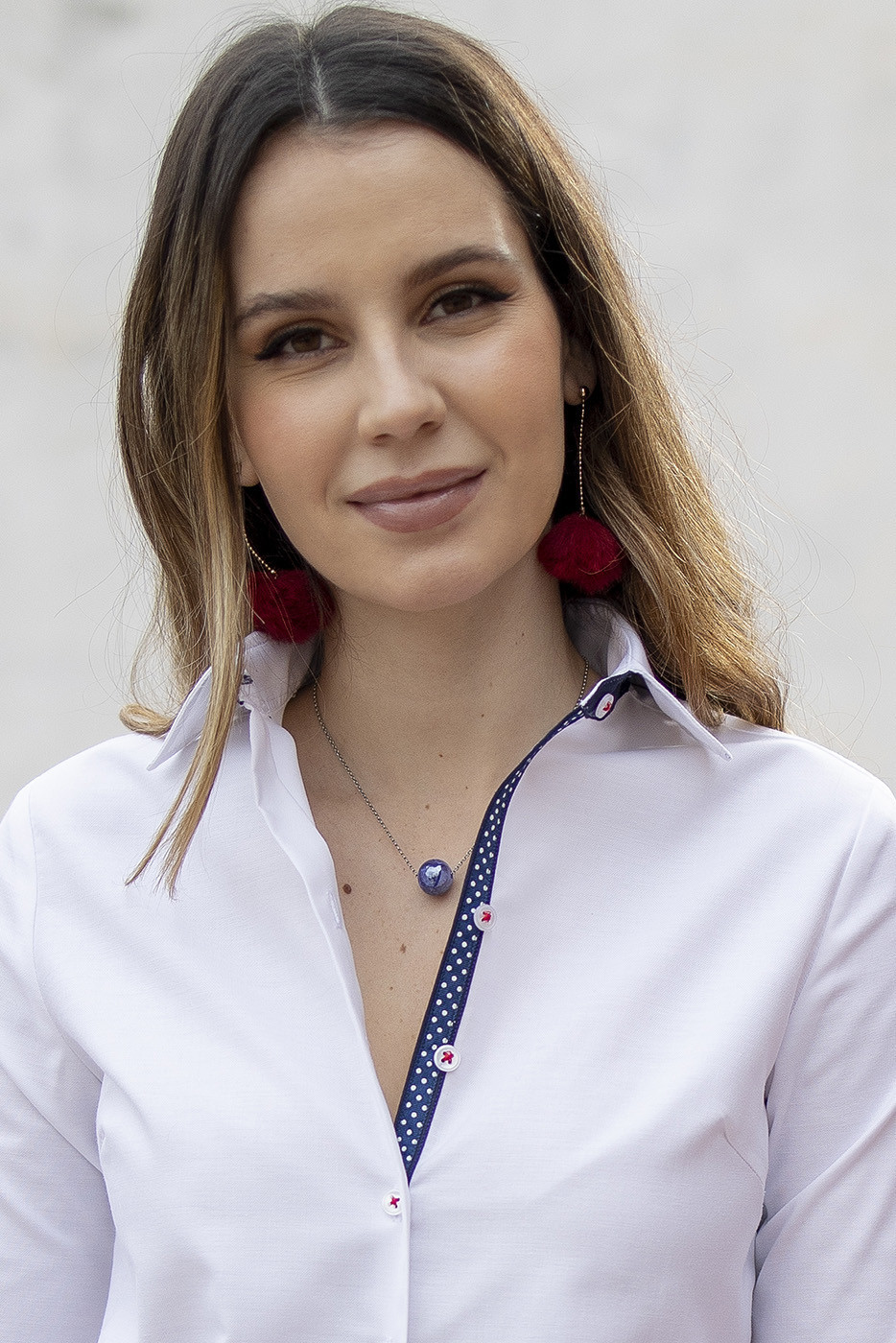 Camisa mujer en tejido oxford blanco con contraste en coderas y botonadura