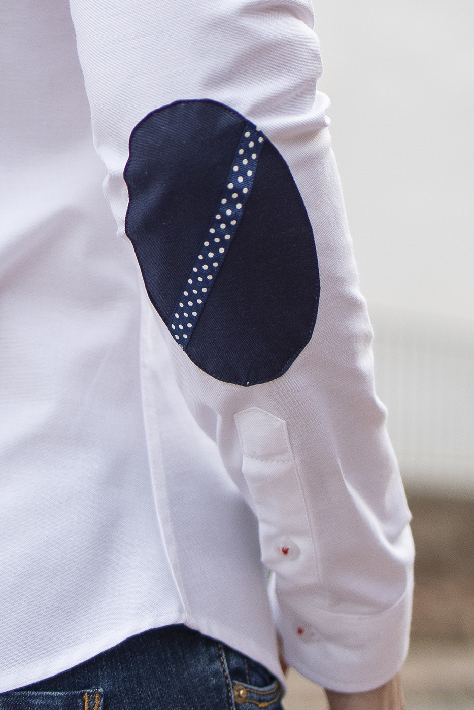 Camisa mujer en tejido oxford blanco con contraste en coderas y botonadura