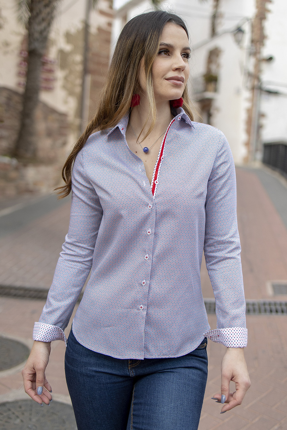 Camisa de mujer en tejido estampado con contraste en puños y botonadura