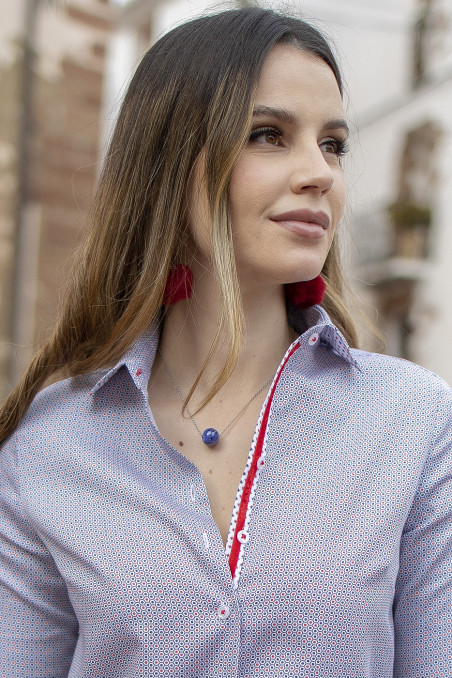 Camisa de mujer en tejido estampado con contraste en puños y botonadura Camisa de mujer en tejido estampado con contraste en puños y botonadura