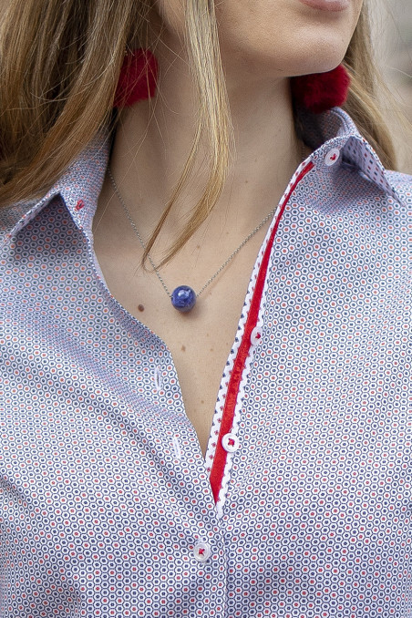 Camisa de mujer en tejido estampado con contraste en puños y botonadura Camisa de mujer en tejido estampado con contraste en puños y botonadura