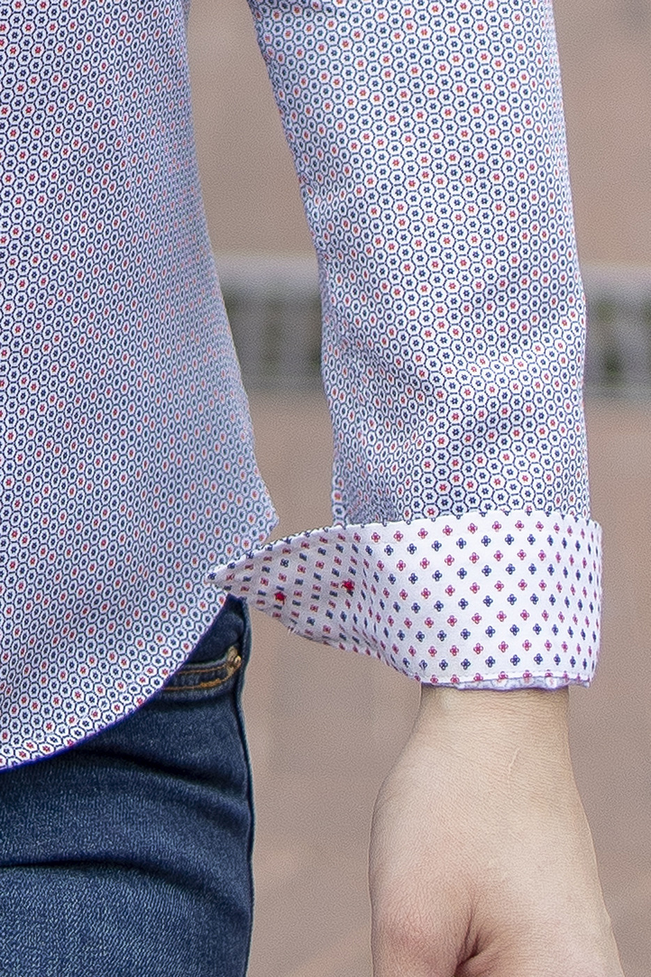 Camisa de mujer en tejido estampado con contraste en puños y botonadura Camisa de mujer en tejido estampado con contraste en puños y botonadura