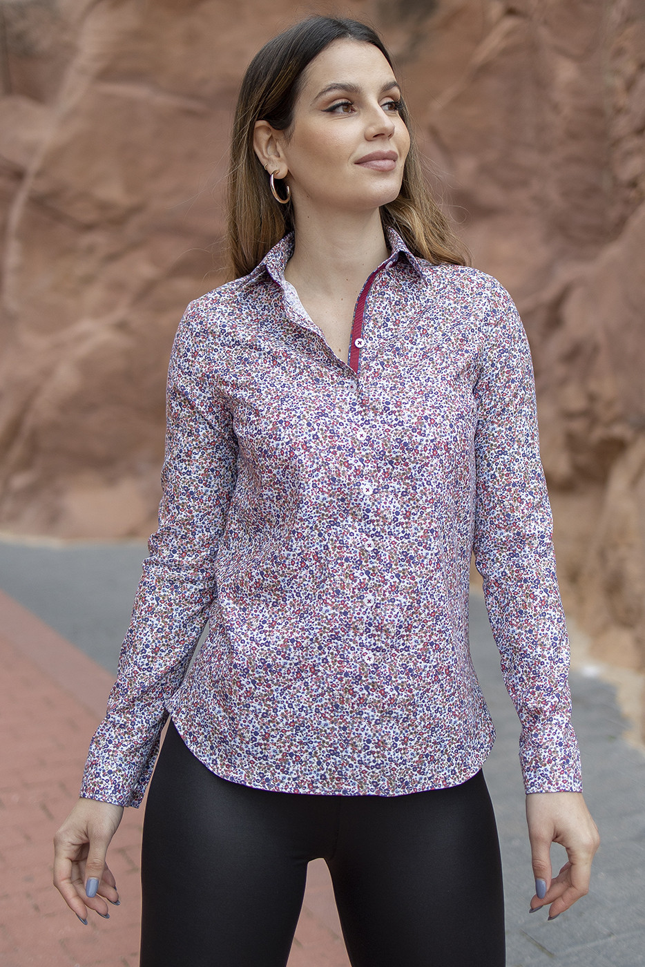 Camisa de mujer en tejido estampado de flores con contraste en la botonadura