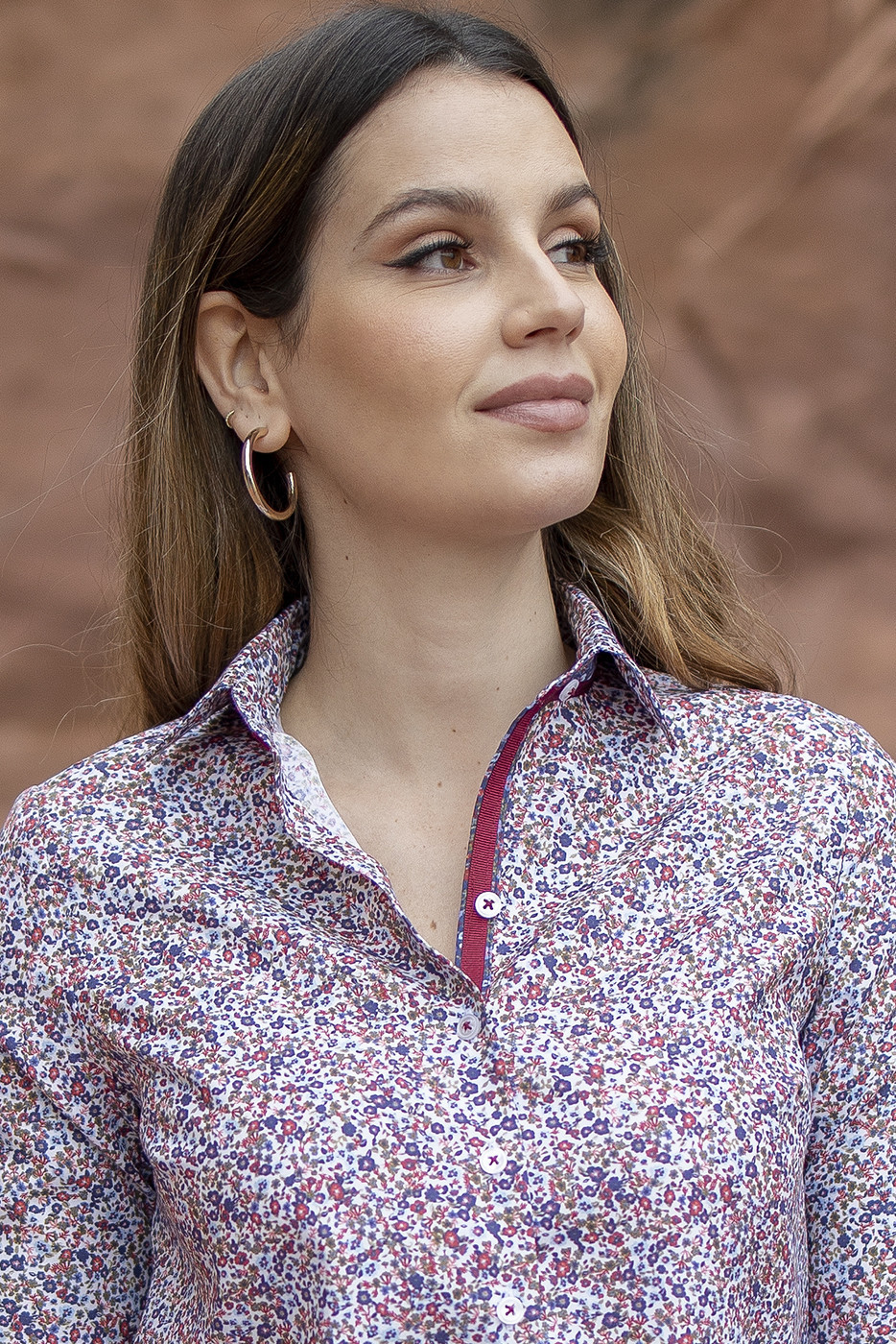 Camisa de mujer en tejido estampado de flores con contraste en la botonadura 2