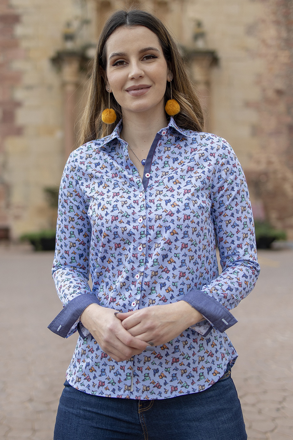 Camisa de mujer en tejido estampado de motos con contraste en