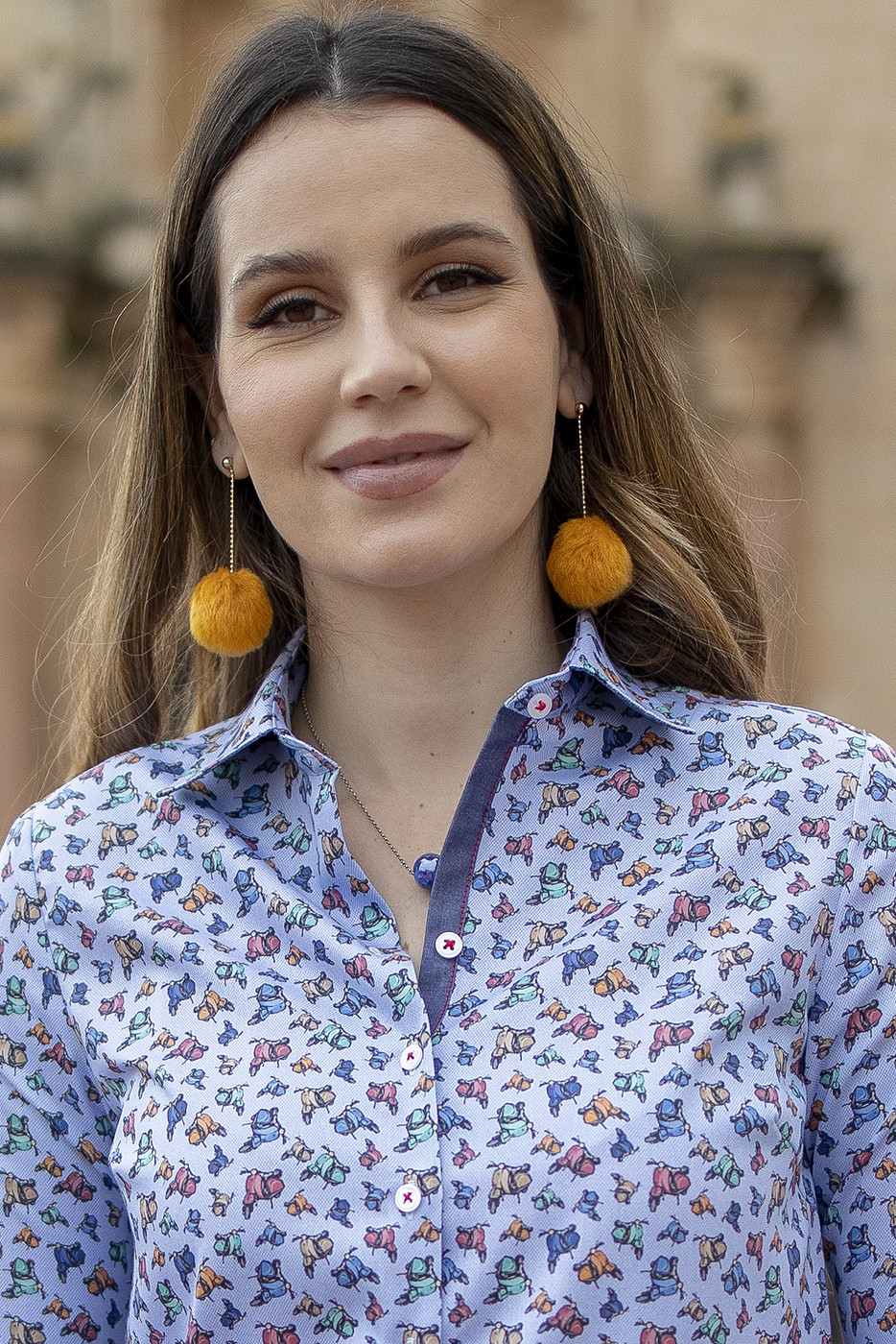Camisa de mujer en tejido estampado de motos con contraste en botonadura 2