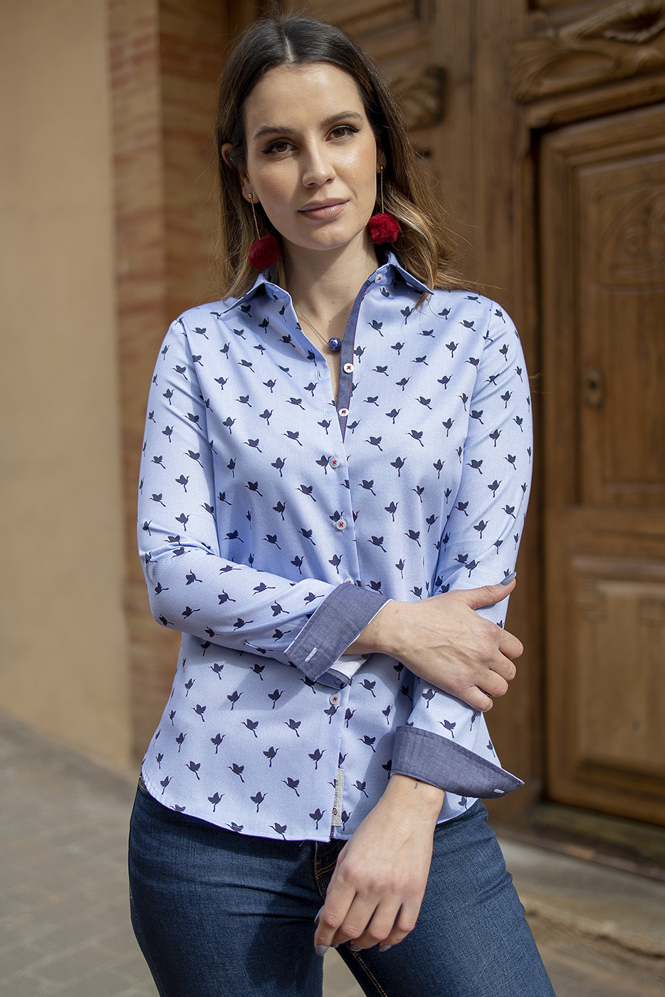 Camisa de mujer en tejido estampado azul con contraste en botonadura