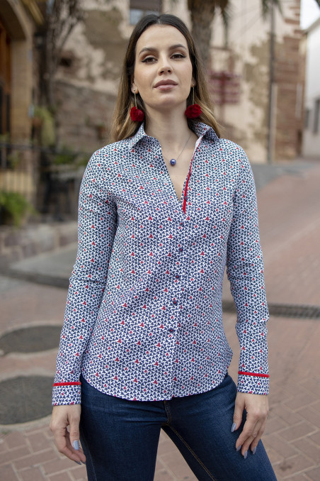 Camisa de mujer estampada con contraste de cinta en botonadura y puños Camisa de mujer estampada con contraste de cinta en botonadura y puños