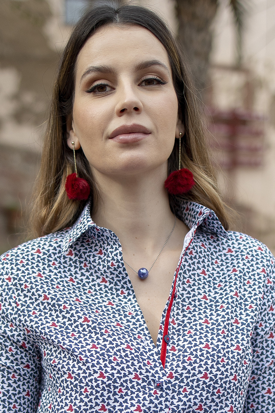 Camisa de mujer estampada con contraste de cinta en botonadura y puños Camisa de mujer estampada con contraste de cinta en botonadura y puños