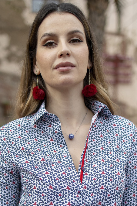 Camisa de mujer estampada con contraste de cinta en botonadura y puños Camisa de mujer estampada con contraste de cinta en botonadura y puños