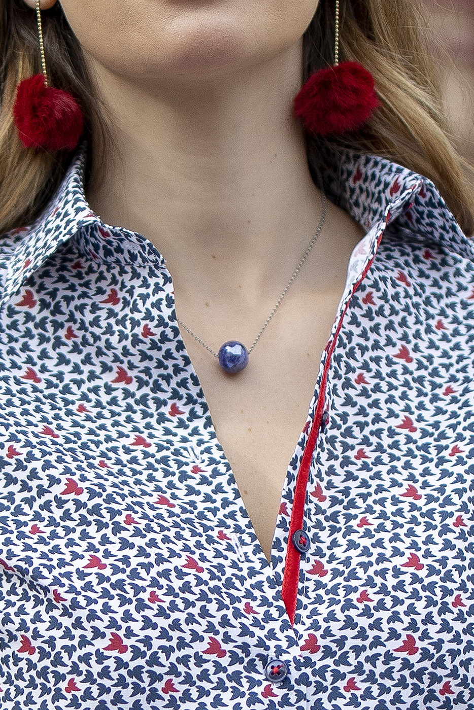 Camisa de mujer estampada con contraste de cinta en botonadura y puños Camisa de mujer estampada con contraste de cinta en botonadura y puños