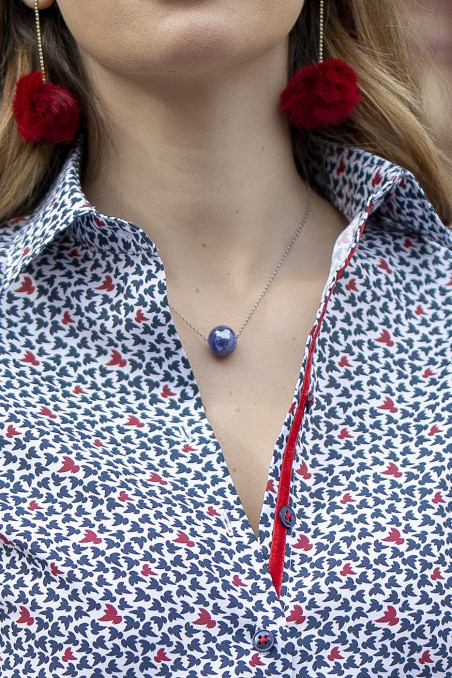 Camisa de mujer estampada con contraste de cinta en botonadura y puños Camisa de mujer estampada con contraste de cinta en botonadura y puños