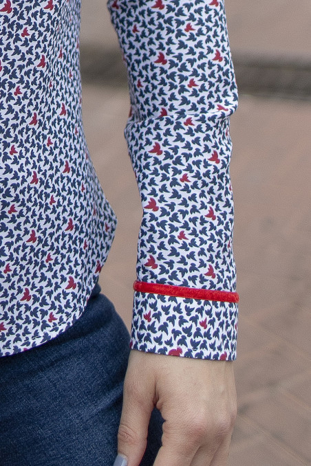Camisa de mujer estampada con contraste de cinta en botonadura y puños Camisa de mujer estampada con contraste de cinta en botonadura y puños