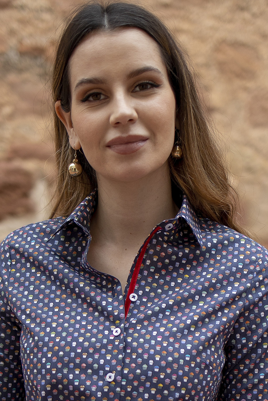 Camisa de mujer estampada de cupcakes con cinta de contraste en la botonadura 2