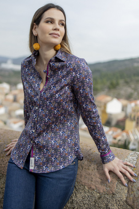 Camisa de mujer estampada de flores con cinta de contraste en bajante y puños Camisa de mujer estampada de flores con cinta de contraste en bajante y puños