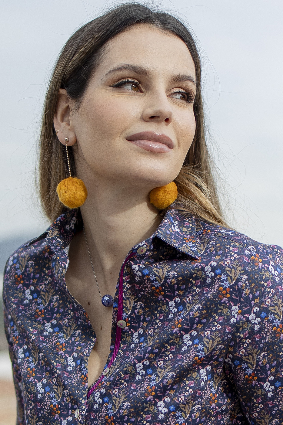 Camisa de mujer estampada de flores con cinta de contraste en bajante y puños 2