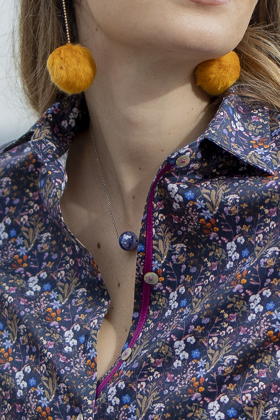 Camisa de mujer estampada de flores con cinta de contraste en bajante y puños Camisa de mujer estampada de flores con cinta de contraste en bajante y puños