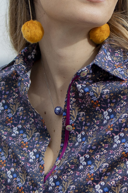 Camisa de mujer estampada de flores con cinta de contraste en bajante y puños Camisa de mujer estampada de flores con cinta de contraste en bajante y puños